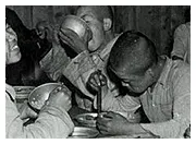 アルマイトの食器で食事