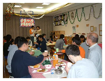 寮前で流しそうめんの写真