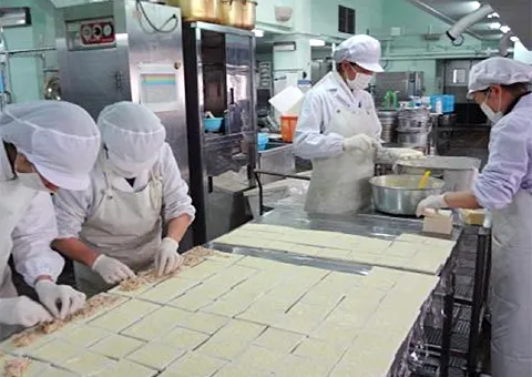 手作りサンドイッチ調理中の写真