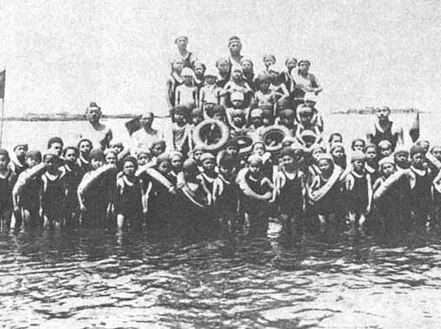 船形海岸での水泳訓練(昭和12年)