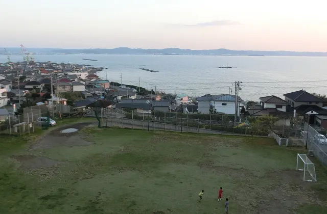 グラウンドと海