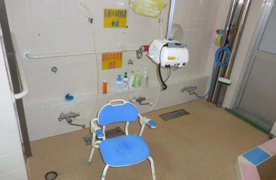 ホイストの設備がある浴室