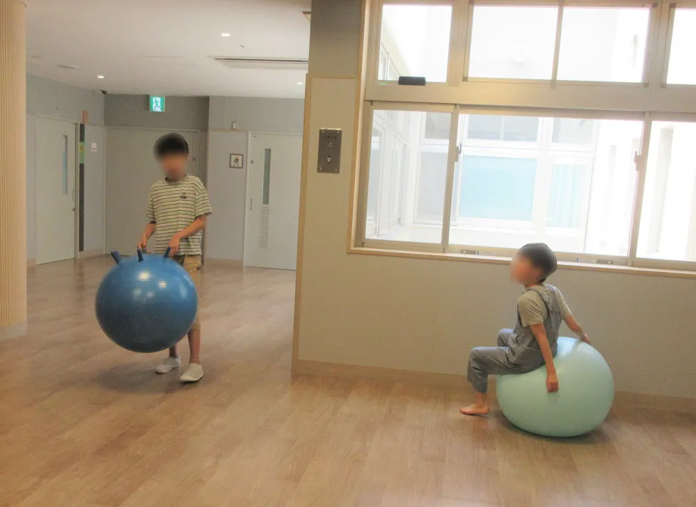 子どもと遊んでいる写真