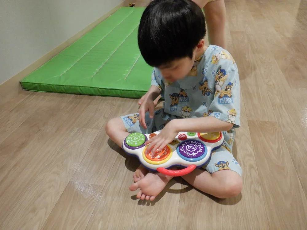 テレビや音楽を楽しんでいる様子