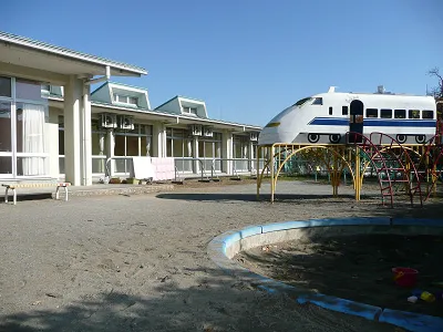 外から見た寮と園庭