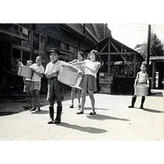 食缶を運ぶ風景