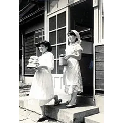 食事を運ぶ児童